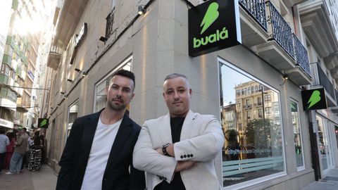 David Blanco y Rub�n Vales, CEOS de Bual�, este jueves delante de la nueva sede en la plaza de Santa Catalina, en A Coru�a