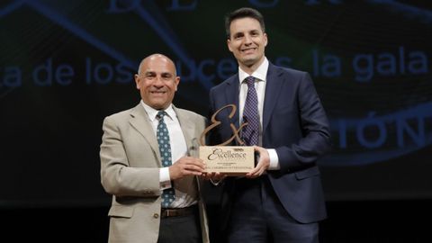 Mejor entretenimiento a bordo. El concejal de Educaci�n, Memoria Hist�rica y Empleo, Jes�s Celem�n, entreg� el galard�n a Alberto Ortiz, jefe de desarrollo de negocio de Royal Caribbean International.