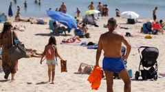 La playa de Doni�os, llena por el calor.