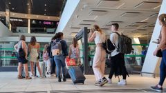 Cola de viajeros este domingo en la estaci�n de Urz�iz para desplazarse a Santiago.