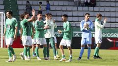 Lucas, de azul y con los guantes en la mano, aplaudiendo a la afici�n en el �ltimo partido en casa.