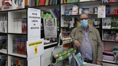 Emilio Virgos es el propietario de la Librer�a Platero