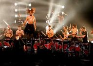Les Tambours du Bronx derrochan energ�a en sus actuaciones.