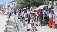 Una excursin de turistas, en el paseo de Silgar, esta semana en Sanxenxo