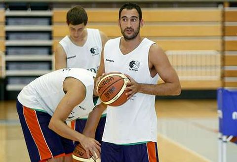 Dani Rodr�guez, antes de iniciar una sesi�n de entrenamiento en el Pazo Universitario.
