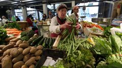 Mar�a Teresa Dom�nguez regent� durante m�s de 50 a�os su puesto de frutas en el mercado de Ribeira