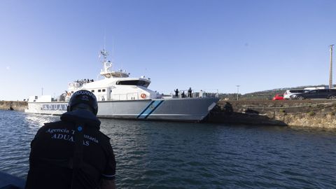 El Torgo I, este lunes en el puerto de Brens, en Cee, desde donde prestar� servicio como buque del Servicio de Vigilancia Aduanera.