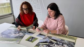 La concejala Mar�a Outeiral y la arque�loga Vanesa Lago