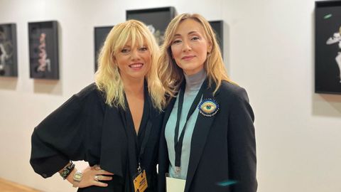 La artista Marta Fermn, junto con Eugenia Tejn, a quien represent en la Feria del Arte de Oviedo