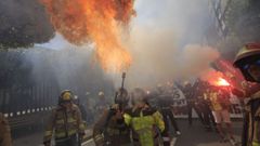 Manifestaci�n de los bomberos comarcales en Santiago el pasado mes de julio