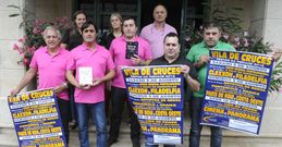 Buena parte de la Comisi�n de Festas da Piedade, ayer, respaldada por el alcalde de Cruces. 