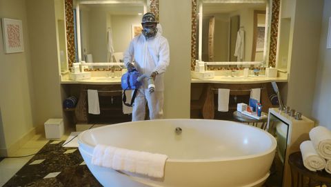 El trabajador de un hotel en Dubai esteriliza las instalaciones del lugar, que se prepara para la reapertura del turismo en Emiratos �rabes Unidos