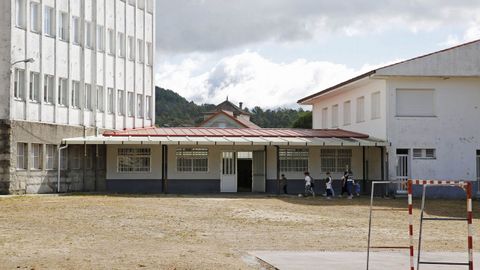En Entrimo se intenta paliar la ca�da de la matr�cula en el colegio local con una medida distinta: alquilar las antiguas viviendas de profesores por 50 euros al mes