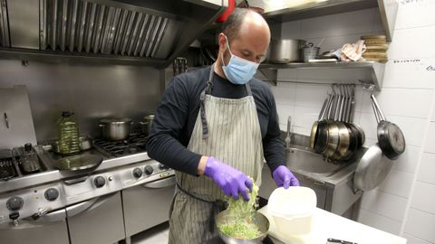 El cocinero Gonzalo P�rez, retratado ayer pocas horas antes de la reapertura del Frank para las cenas
