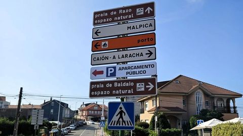 Se�alizaci�n en Razo del nuevo aparcamiento p�blico 