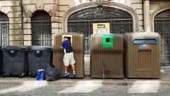 Un hombre revolviendo en un contenedor en Portugal