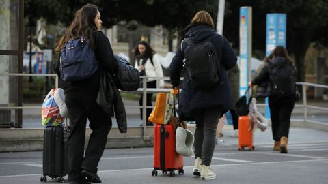 Varios turistas con maletas en el centro de A Corua