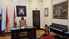 Imagen del despacho del alcalde de Ourense, Gonzalo P�rez J�come, con el piano ya incorporado