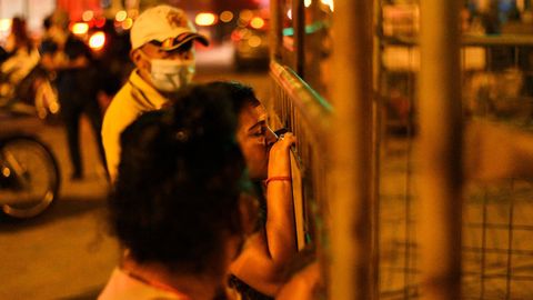 Ecuador militariza la c�rcel de Guayaquil. Familiares de los presos esperan noticias del interior