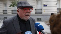 El excomisario Jos Manuel Villarejo atiende a los medios en los alrededores de la Audiencia Nacional donde fue interrogado en noviembre del 2023 por el juez Manuel Garca Castelln sobre supuestas presiones al extesorero Luis Brcenas o a su abogado para que no se difundieran informaciones sobre la trama Grtel.