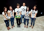 El profesor Javier M�ndez, con el equipo de rob�tica en un aula que recrea la superficie lunar. 