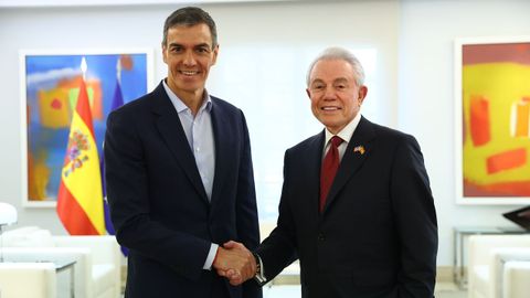El presidente del Gobierno, Pedro S�nchez, se re�ne con el embajador de Estados Unidos en Espa�a, Benjam�n Le�n.