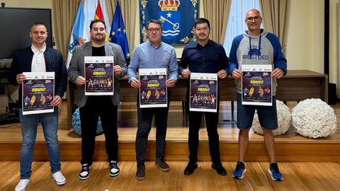 Presentaron el campus Sergio Cuesta, coordinador Zona Norte de Élite Sports Academy; Alberto Carmona, CEO de The Basket Dream; José Ramón Vázquez, presidente del CB Ría de Ribadeo; Dani Vega, alcalde ribadense; y Francisco José Silvent, edil de Deportes.
