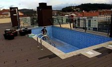 <span lang= es-es >Tres s�tanos</span>. Las paredes del tercer s�tano tienen filtraciones. Un murito bajo recoge el agua y el barro de forma chapucara.