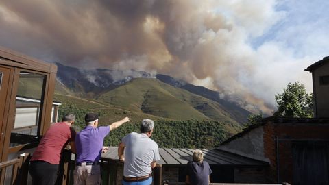 El incendio forestal declarado en Larouco y que se extendió a Lugo por Montefuraso asciende por el cañón del río Soldón hacía O Courel. En la foto, la vista desde el pueblo de Cruz de Outeiro