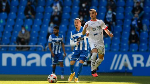 David Iglesias, de blanco, durante el Deportivo-UP Langreo