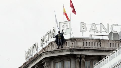Sal�n del C�mic de A Coru�a. El personaje de Batman sale colocado en lo alto de la sede del Banco Pastor.