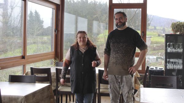 El Mes�n Catroventos, en la aldea que le da nombre, ofrece comida casera todos los d�as menos el s�bado. Lo regentan Silvia y Miguel