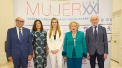 Isabel P�rez Dobarro (en el centro, de blanco), junto al vicelehendakari primero, la consejera de Igualdad, la presidenta de Mujer siglo XXI y el subdelegado del Gobierno en el Pa�s Vasco.
