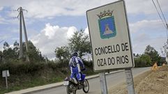 Imagen de archivo de un cartel del concello de Oza dos R�os, fusionado con el de Cesuras en�el 2013.