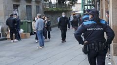 Control de la Polic�a Local de Pontevedra para velar por el cumplimiento de las medidas anticovid en la plaza de la Verdura