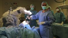 El doctor Enrique Fernández Peña realiza una artroplastia de rodilla con el robot Mako en uno de los quirófanos del Hospital Provincial de Conxo.El doctor Enrique Fernández Peña, durante una intervención de rodilla en el Hospital Provincial de Conxo