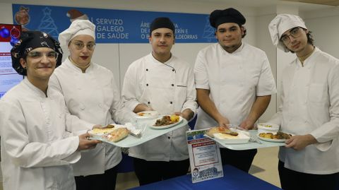 Alumnos de la Escuela de Hosteler�a de Vilamar�n colaboran en la elaboraci�n de los men�s.