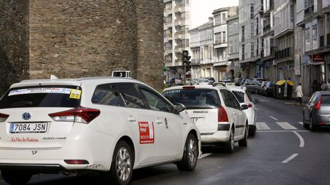 Taxis de Lugo en una protesta por la Ronda da Muralla