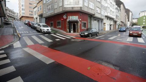 Hay calles, como la R�a Ameneiro, que al no tener mucho tr�fico y ser estrechas, tendr�n un carril bici que ser� de un �nico sentido, en este caso de subida, puesto que las bicicletas que bajen compartir�n plataforma con los coches