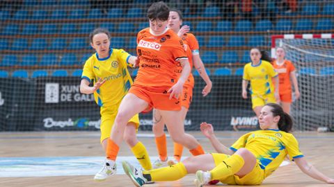 Irene Su�rez trata de llevarse el bal�n ante dos jugadoras del Arriva Alcorc�n.