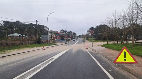 La duna crea un lombo en la carretera en Major, Sanxenxo