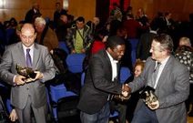 Garc�a Mira -derecha- saluda a V�ctor Omgb�, responsable de Equus Zebra.