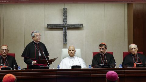 El papa Le�n XIV junto el presidente de la Conferencia Episcopal, Luis Arg�ello y los cardenales Jos� Cobo, Antonio Mar�a Rouco Varela y Juan Jos� Omella