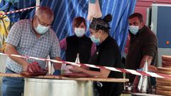 Pulpeiros con mascarilla en una romer�a celebrada este verano en el municipio de Chantada