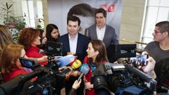 In�s Rey atendiendo a peridistas delante de Gonzalo Caballero