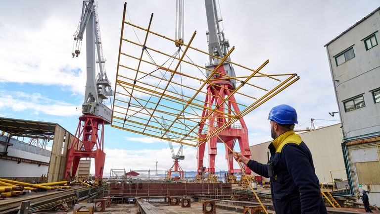 Las instalaciones de San Enrique albergan la construcci�n de la infraestructura flotante para captar energ�a solar.