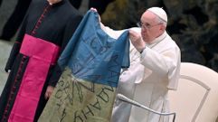 El Papa Francisco, con una bandera de Ucrania que lleg� desde el territorio devastado de Bucha. 