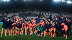 El Barcelona, celebrando su victoria en Par�s, con L�a Arufe en el centro de la imagen (al lado de Cata Coll)