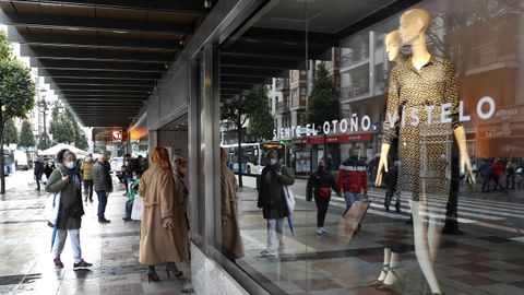 Vista de una calle comercial hoy martes en el centro de Oviedo.