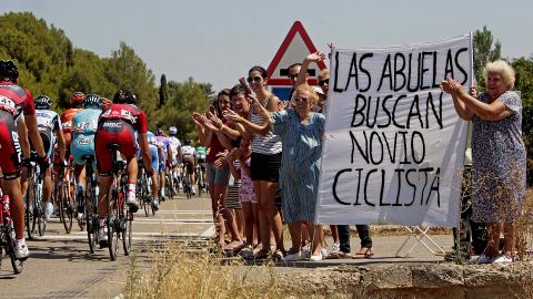 Curiosa estampa de la sexta etapa de la Vuelta, entre Tarazona y Jaca